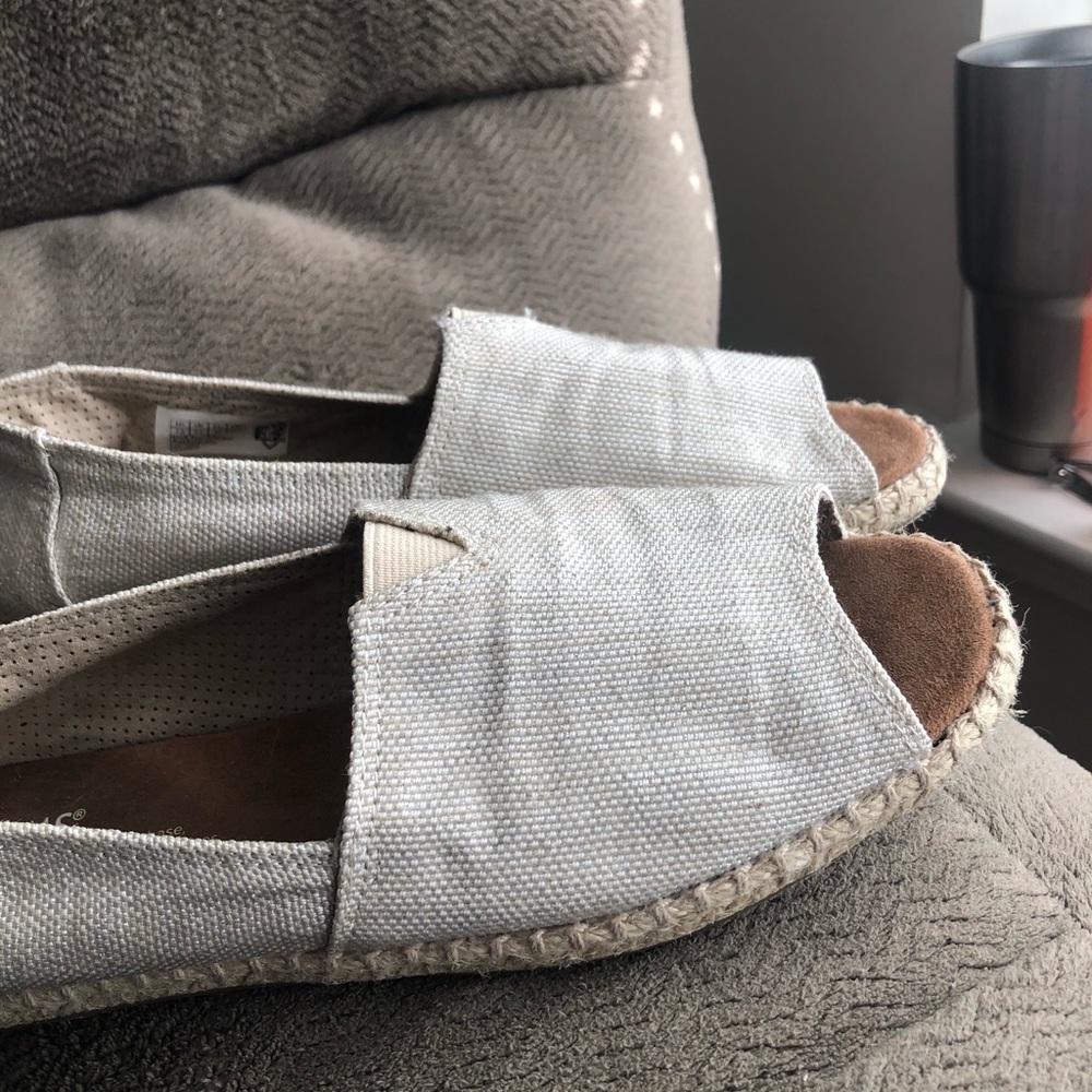 toms slip on